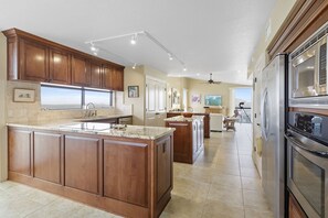 23-Mainsail-384-Kitchen