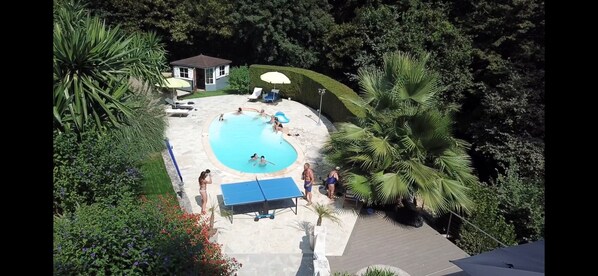 Piscine avec solarium et table de ping-pong 