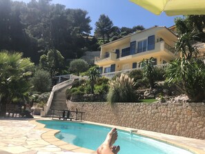 Piscine 4,5x10m chauffée et solarium avec transats et parasols