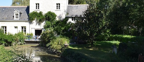 Bienvenue au Moulin des arts, Loché sur Indrois.
Vue sur le Moulin et son bief