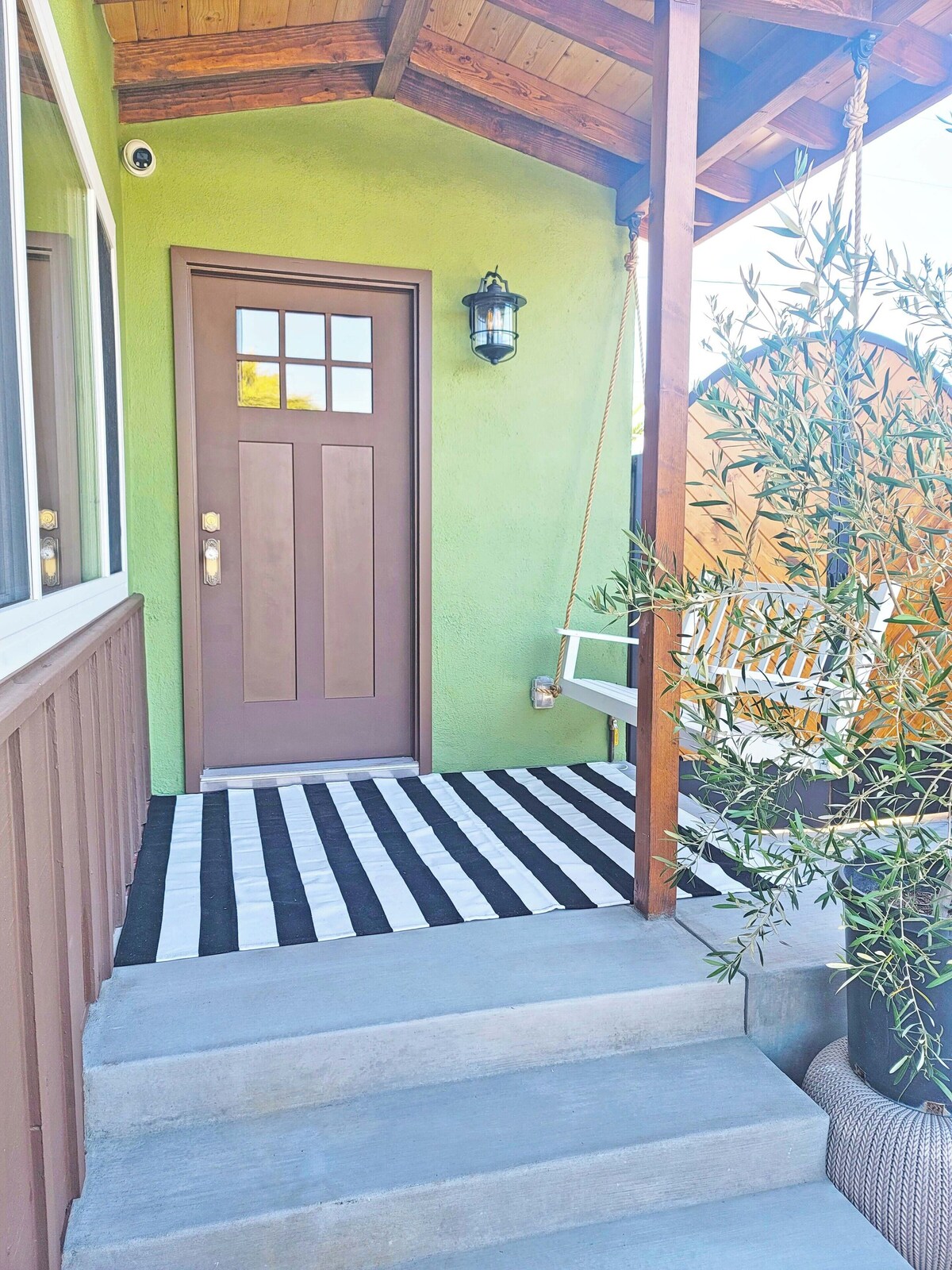 Old Town Charmer walking distance to restaurants/nightlife