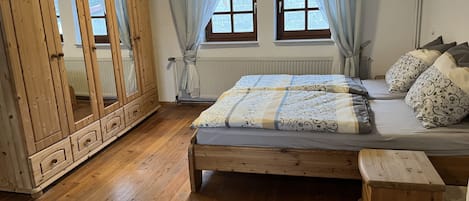 Grosses Schlafzimmer mit Doppelbett