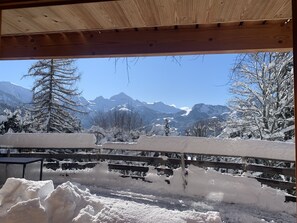 Grande terrasse plein sud face aux montagnes 