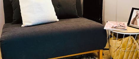 Smart Apartment Cashmere - Wohnbereich mit ausklappbarem Sessel