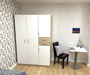 Esstisch / Schrank