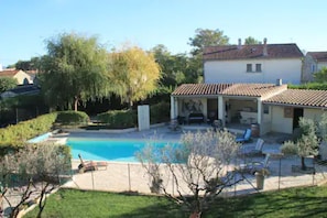 La Piscine et son pool house