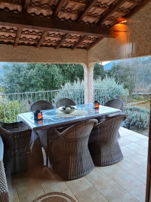 Outdoor dining