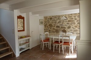 L'entrée de la maison avec sa salle à manger à droite