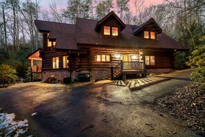 Exterior: Discover log cabin charm nestled in nature, perfect for tranquil evenings and starry nights!