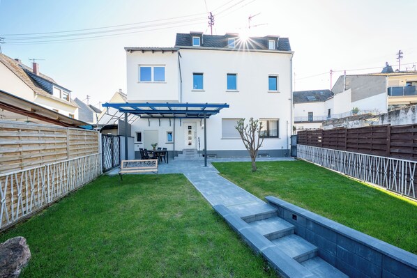 Ansicht Garten mit überdachter Terrasse