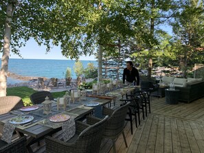 A perfect setting for large dinner gatherings. 