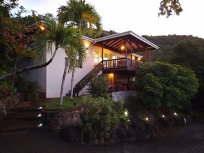 SeaChange Villa- Modern and Sophisticated, Family Friendly and Private