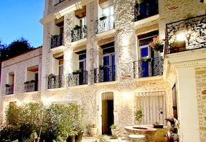 Vista frontal de la propiedad