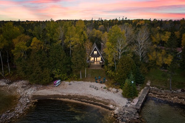 Relax by a fire on the beach, swim the warm waters of Rowleys Bay, kayak the sandy shore, and wake to the sounds of seagulls and waves. Look no further, you've found the perfect Airbnb.