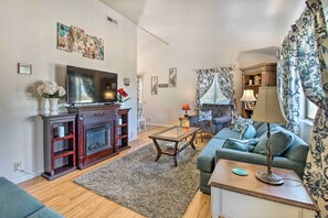 Living Room | Free WiFi | Keyless Entry