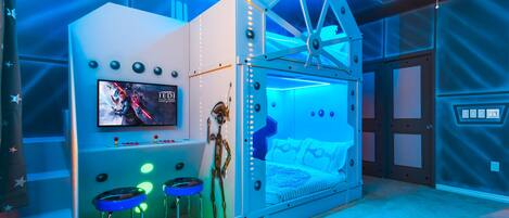 Kids will have fun in this Star Wars bedroom with beautiful lights