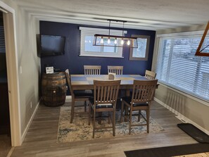 dining room with Seating for 6
