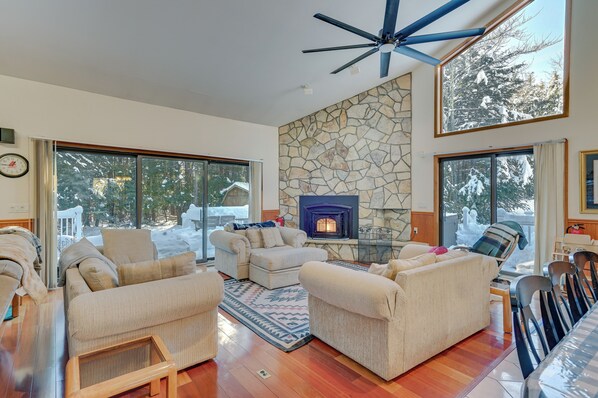 Tannersville Vacation Rental | 5BR | 3.5BA | 4,700 Sq Ft | 2 Steps to Access