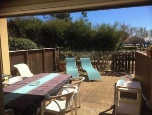 Vue du rez-de-jardin avec terrasse couverte