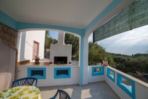 terrazzo inferiore con barbecure