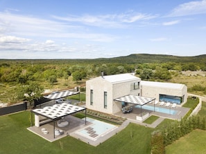 Blick auf die Kroatien luxuriöse Villa Art Zen Istria mit Pool und Parkplatz in der Stadt Bale in Istrien