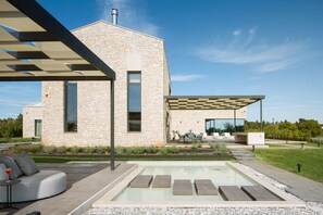Ein Blick auf den kleinen dekorativen Pool auf der Außenterrasse der Kroatien luxuriösen Villa Art Zen in Bale in Istrien