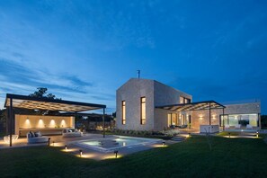 Außenansicht der Kroatien Luxusvilla Zen Art Istria mit Pool, Außenterrasse und kleinem Designer-Pool mit Beleuchtung in Istrien