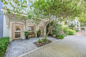 303 Ruskin - Seaside - First Floor - Courtyard Entrance