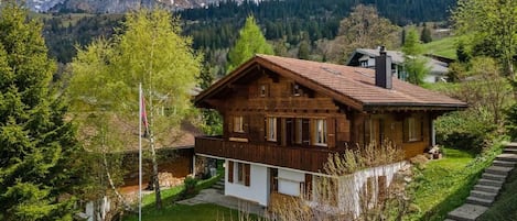 Ferienchalet im Frühling