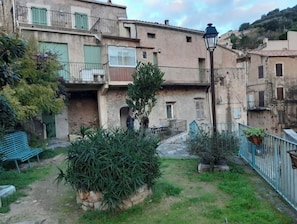 place et porte d'entrée derriÚre le petit arbre