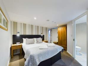 Bedroom Sandpiper Suite