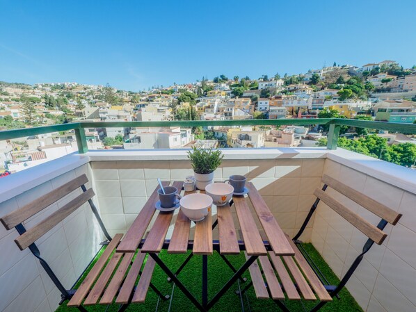 Apartment located in the Malaga neighborhood of El Palo. Close to beaches, public transport and leisure and restaurant businesses.