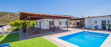 Alojamiento familiar con piscina privada | Cubo's Holiday Homes 