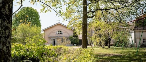 Gîte du Domaine de la Serve à Lancié (Rhône - Beaujolais - entre Villefranche s/Saône et Mâcon) : la propriété
