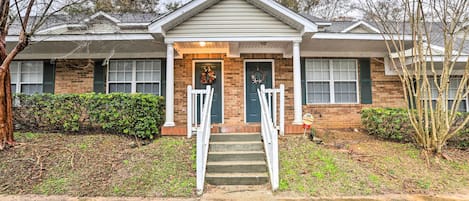 Tallahassee Vacation Rental | 3BR | 3BA | 1,212 Sq Ft | 6 Steps Required