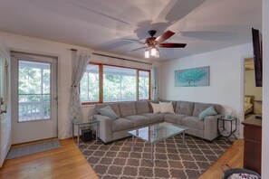 Living Room | Free WiFi | Smart TV