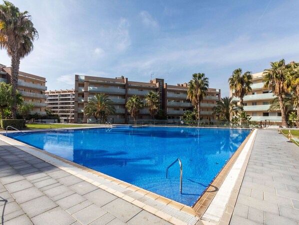 Water, Cloud, Sky, Plant, Building, Daytime, Swimming Pool, Tree, Azure, Shade