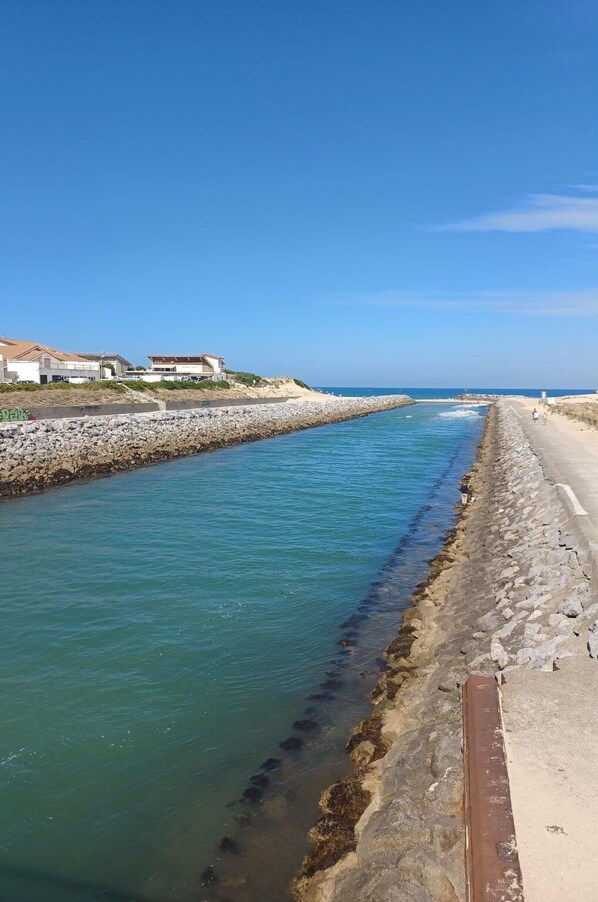 Water, Sky, Water Resources, Cloud, Ecoregion, Coastal And Oceanic Landforms, Bank, Beach, Horizon, Landscape