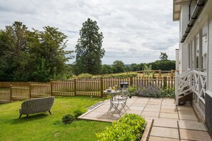 Bell Tower Cottage, Little Henny: Enclosed garden with barbecue area