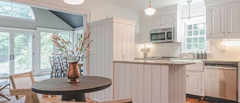 Fully equipped kitchen with breakfast area