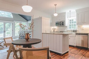 Fully equipped kitchen with breakfast area