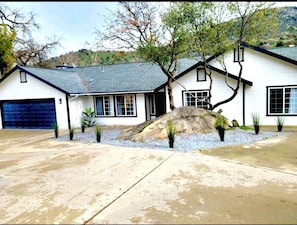 Front view of the House.  Remodeled 😍  👌 beautiful 😍 