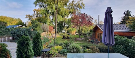 Blick in den Garten mit Wasserfront