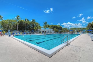 Huge heated Pool with cafe