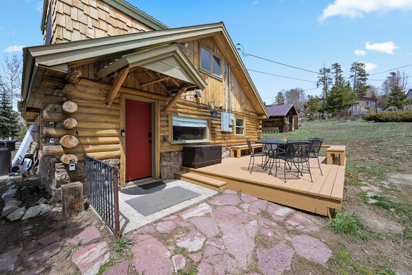 The design of the cabin blends seamlessly with the natural landscape