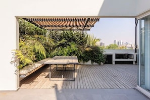 Splendid terrace with BBQ