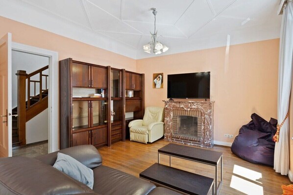 Relax in the comfortable living area with chic decor and a cozy fireplace. Direct bookings: www.arcaproperties.lu