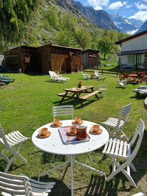 Très grand espace pour déjeuner face aux Ecrins !
