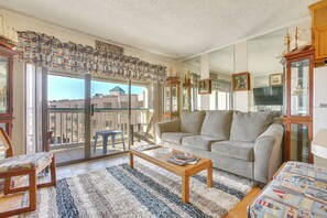 Living Room | Queen Sleeper Sofa | Free WiFi | Central A/C & Heating
