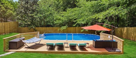 Pool ONLY OPEN last weekend of Apr -> end of Sep, HotTub open ALL YEAR ROUND